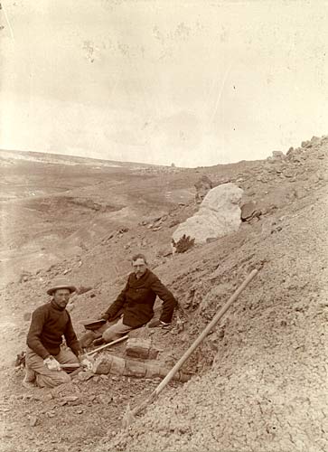 Г. Осборн (справа) и Б. Браун во время экспедиции на Комо-Блафф в1897 году